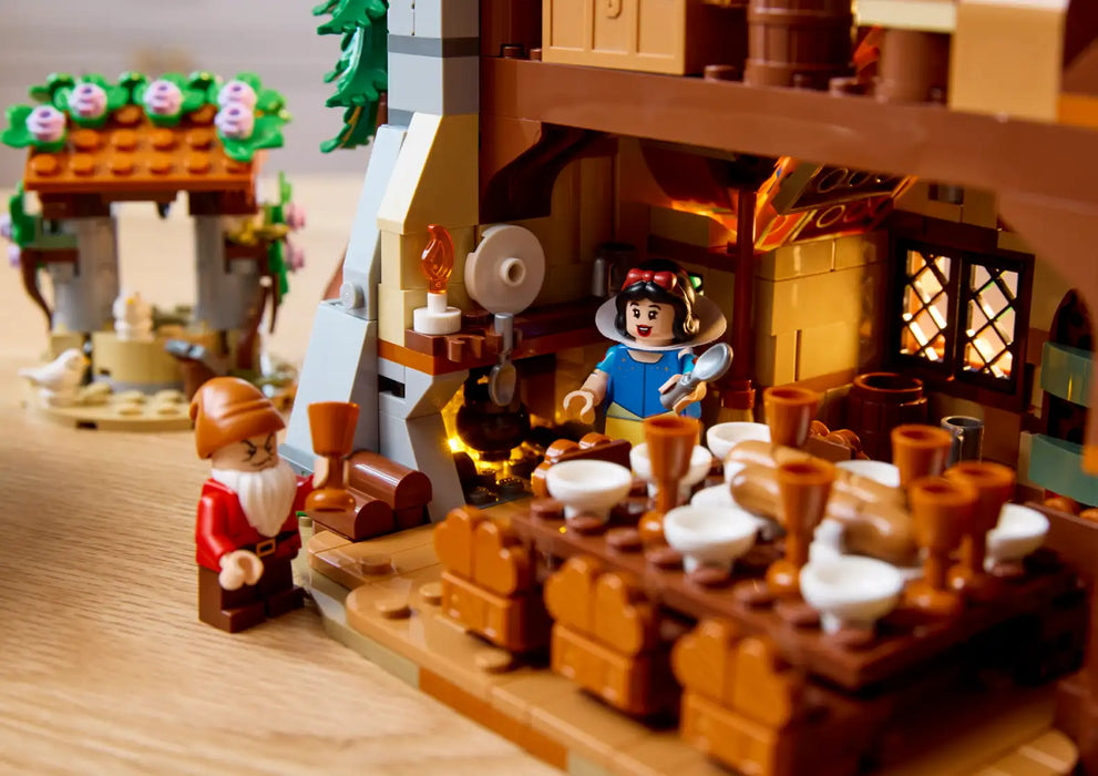 LEGO® ǀ Disney Snow White and the Seven Dwarfs’ Cottage 43242