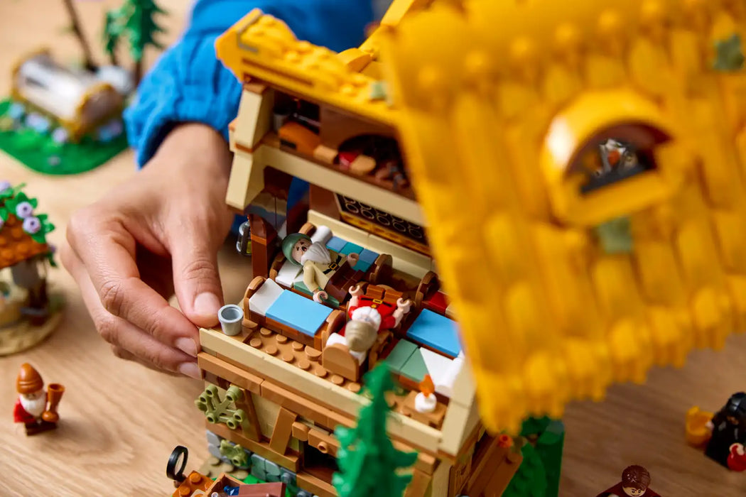LEGO® ǀ Disney Snow White and the Seven Dwarfs’ Cottage 43242